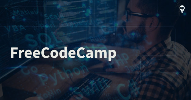 Un hombre está programando con su computadora siguiendo los instructivos de los cursos en línea de FreeCodeCamp